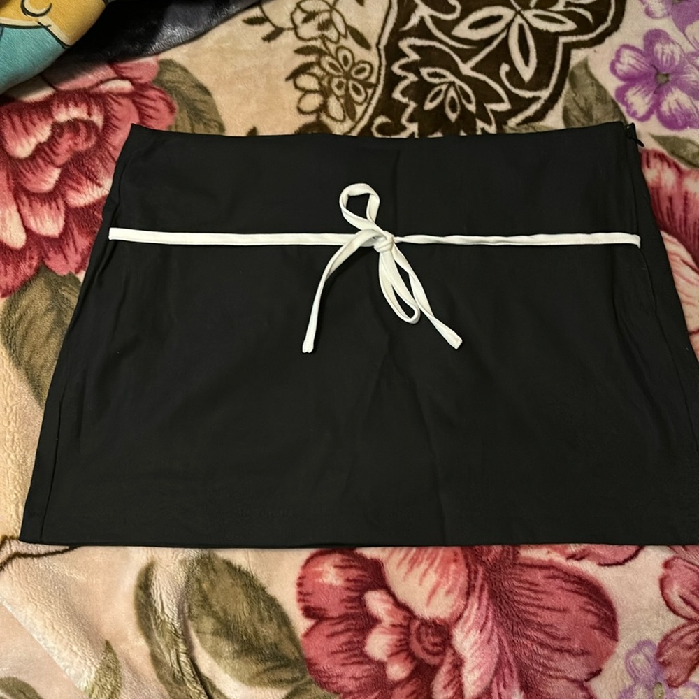 Black mini skirt with white bow